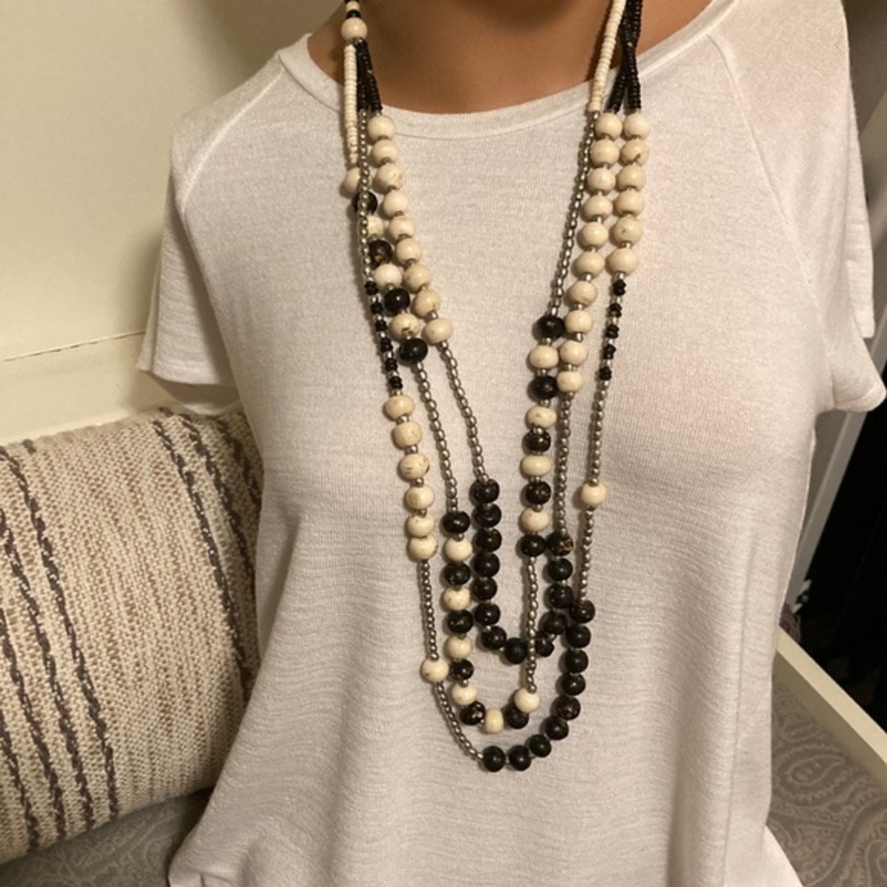 Three stranded mottled black/cream/silver tone beaded necklace